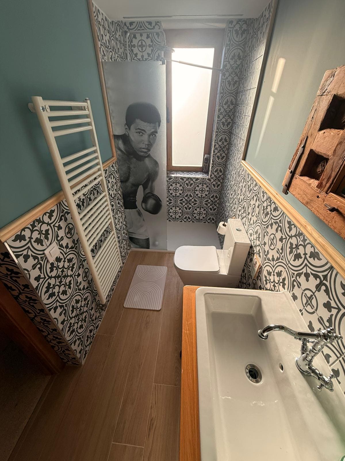 Baño con azulejo hidráulico y toallero radiador reformado por JIMA
