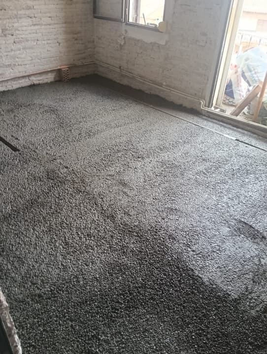 Forjado rehabilitado con hormigón aligerado recién vertido, listo para solar
